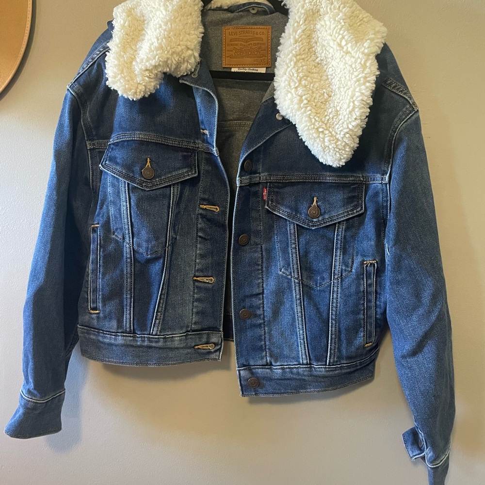 Levi's Oversize Blue Denim Jacket with Removable White Sherpa Collar